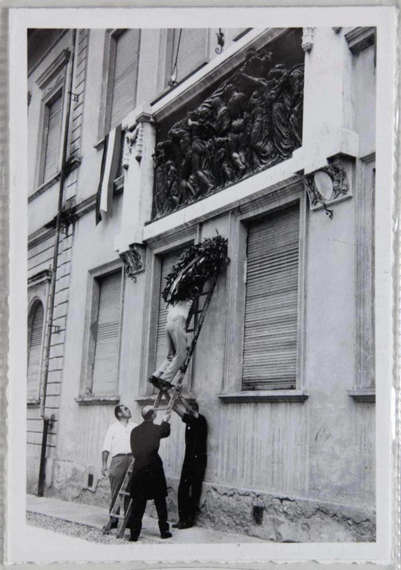 Poggibonsi, 18-19 luglio 1964, XX° anniversario della liberazione e conferimento ad Alcide Cervi della cittadinanza onoraria. Apposizione di una corona d'alloro sulla facciata di un palazzo